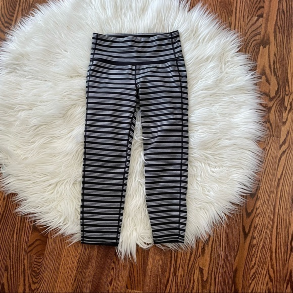 Athleta Chaturanga gray black white striped cropped leggings size S